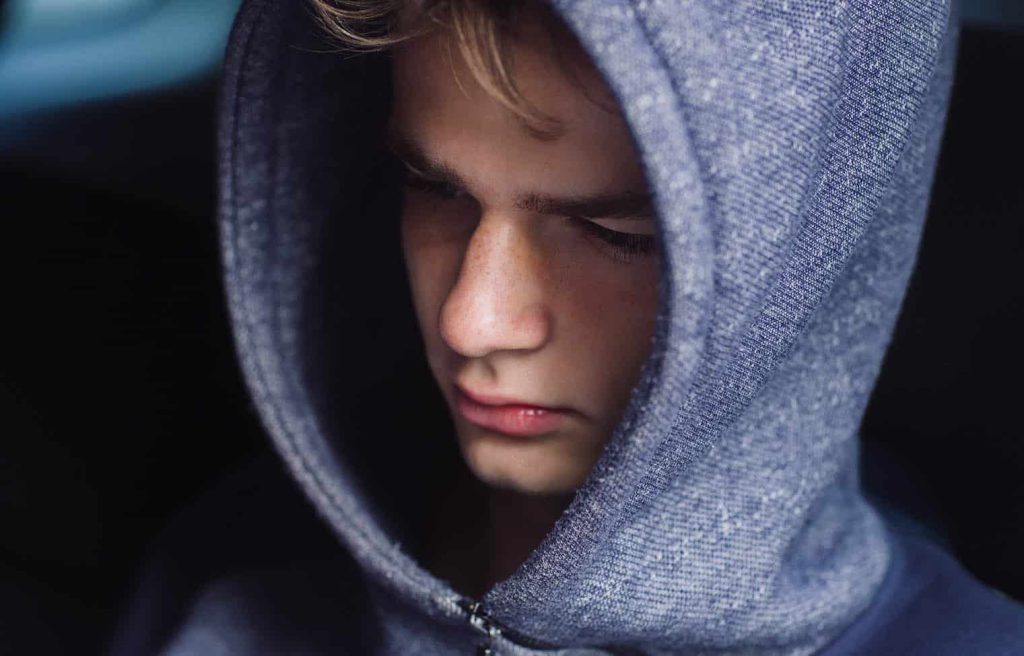 ¿Cómo saber si tu hijo consume drogas? Indicios a tener en cuenta