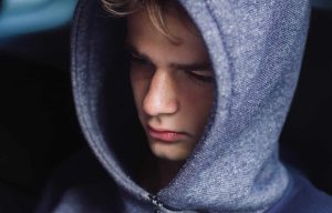 ¿Cómo saber si tu hijo consume drogas? Indicios a tener en cuenta