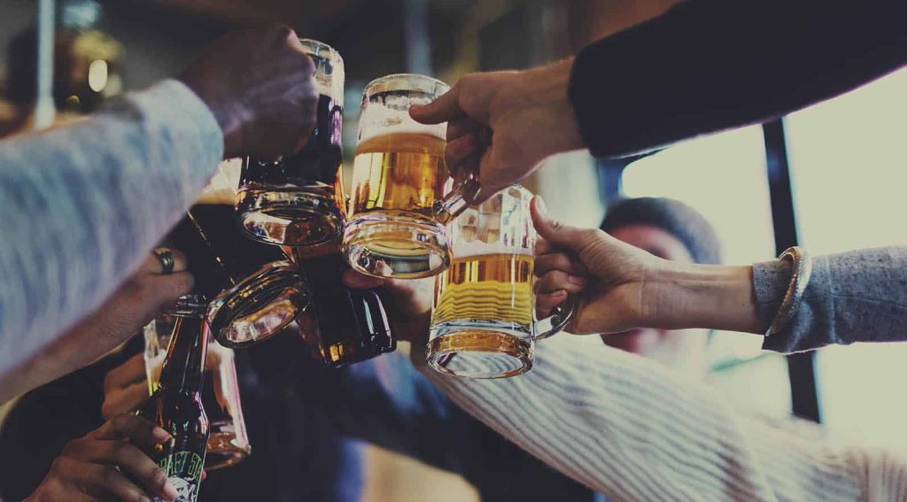 Diferencias entre un bebedor social y un alcohólico