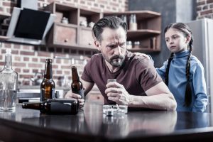 Ser un progenitor alcohólico: cómo afecta a los hijos
