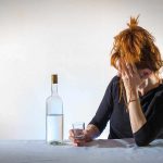 Cómo ayudar a un alcohólico: 12 consejos para mostrar apoyo