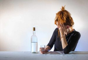 Cómo ayudar a un alcohólico: 12 consejos para mostrar apoyo