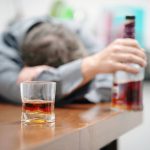 Delirium tremens: cómo se manifiesta y qué hacer