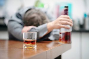 Delirium tremens: cómo se manifiesta y qué hacer